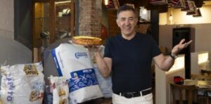 Fabián Martín va ser boxejador i ara és pizzer; ofici amb el qual ha estat seleccionat dues vegades com a campió munidal de pizzes. / Mundo Deportivo.