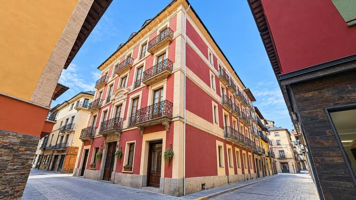 La transformació de l’antic hotel en habitatges reobre el debat sobre els preus immobiliaris i les dificultats d’accés a la primera residència a la Cerdanya. / AHS.