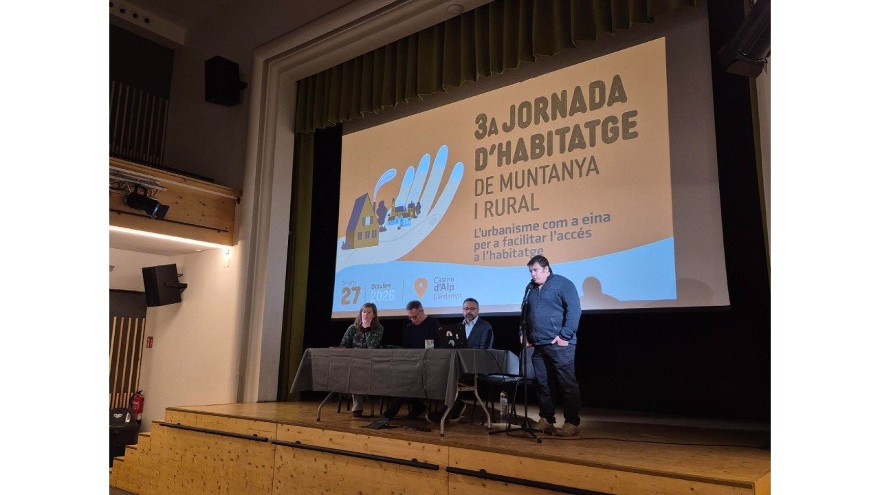 De dreta a esquerra, l'alcalde d'Alp, Carles Adserà; el director general d'Habitatge, Jordi Mas; el director de l'IDAPA, David Vallvé, i la tècnica de la Taula d’Habitatge de l’Alt Pirineu i Aran, Sílvia Rodríguez. / Generalitat de Catalunya.