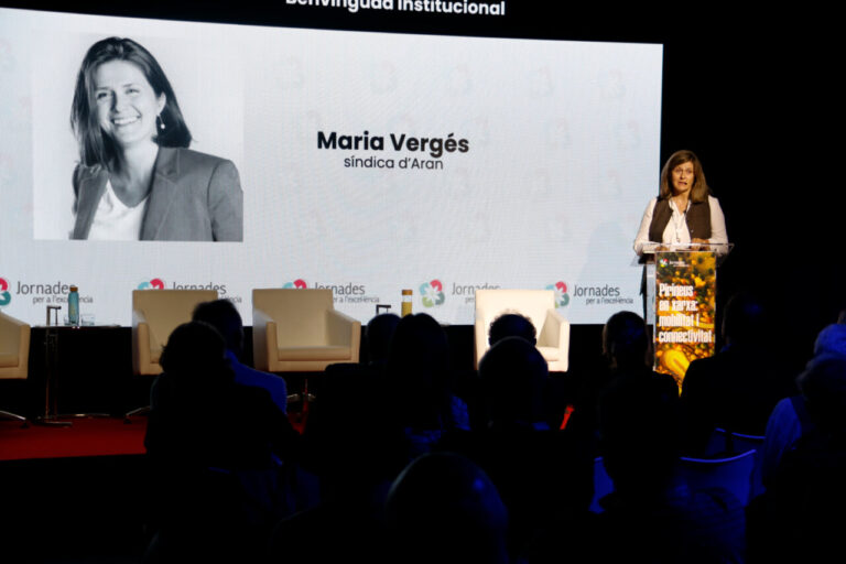 Maria Vergés, síndica d'Aran, parlant sobre mobilitat al Pirineu durant la inauguració de les Jornades per l'Excel·lència. / M. LLuvich (ACN).