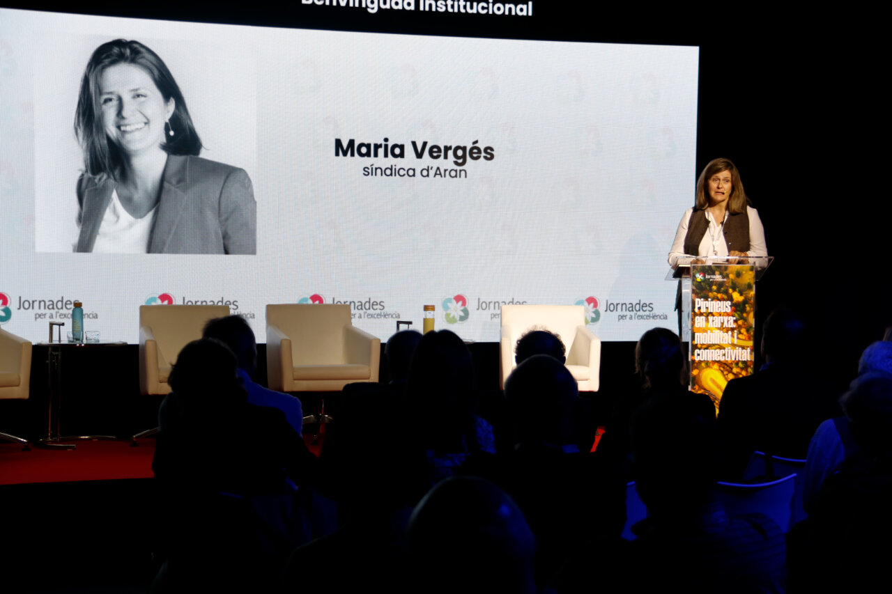 Maria Vergés, síndica d'Aran, parlant sobre mobilitat al Pirineu durant la inauguració de les Jornades per l'Excel·lència. / M. LLuvich (ACN).