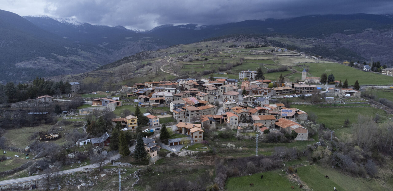 Vista aèria del poble de Lles de Cerdanya. / Creative Commons.