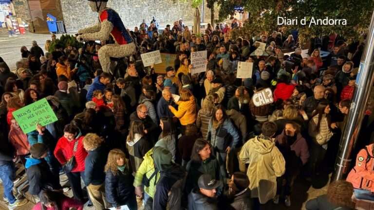 La mobilització evidencia el rebuig ciutadà a un model turístic que els manifestants consideren incompatible amb la preservació de l'alta muntanya. / F. Galindo (Diari d'Andorra).