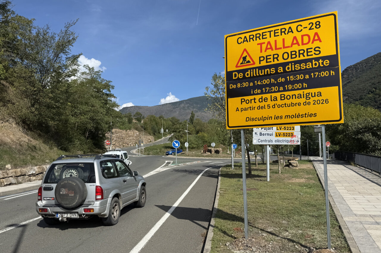 Senyalització sobre els nous horaris de tall al port de la Bonaigua. / M. Lluvich (ACN).