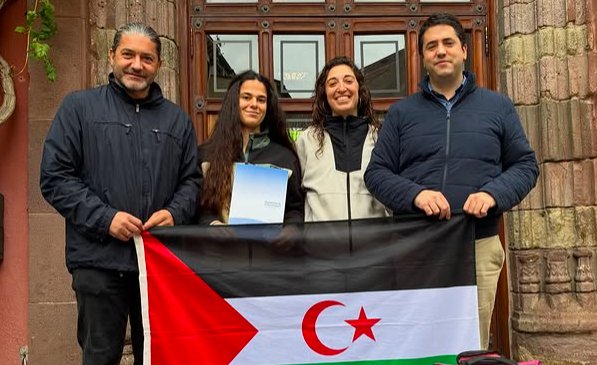 D'esquerra a dreta, Jordi Mas, regidor de l'Ajuntament de la Seu; Aida Clotet, tècnica municipal; Laia Grau, membre de Pirineu amb el Sàhara; i Joan Barrera, alcalde de la Seu d'Urgell. / @sahara_pirineu.