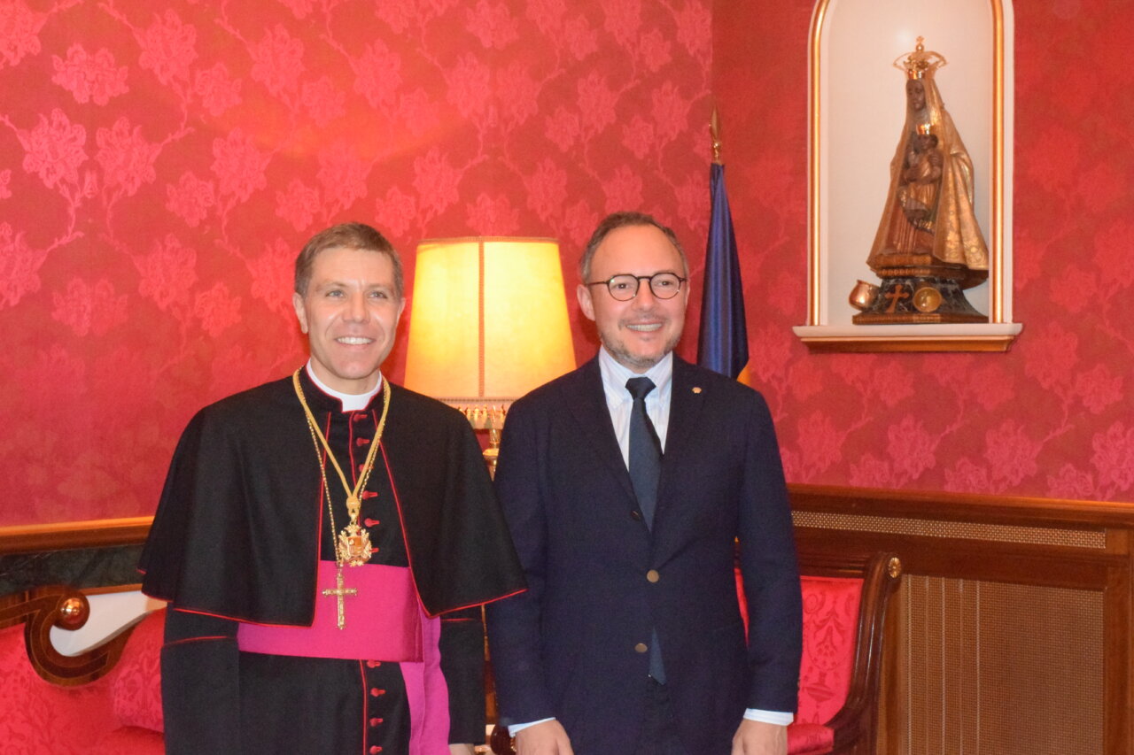 El copríncep Serrano i el cap de Govern, Xavier Espot, es fan favors.