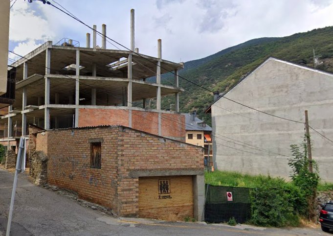 Edifici inacabat al carrer de les Neroses, a Sort. / Google Maps.