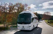 Autobús circulant per una carretera a l'Alt Pirineu i Aran. / Arxiu.