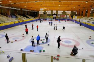 Vint equips de diferents països competeixen en aquest esdeveniment anual. / Curling Puigcerdà.