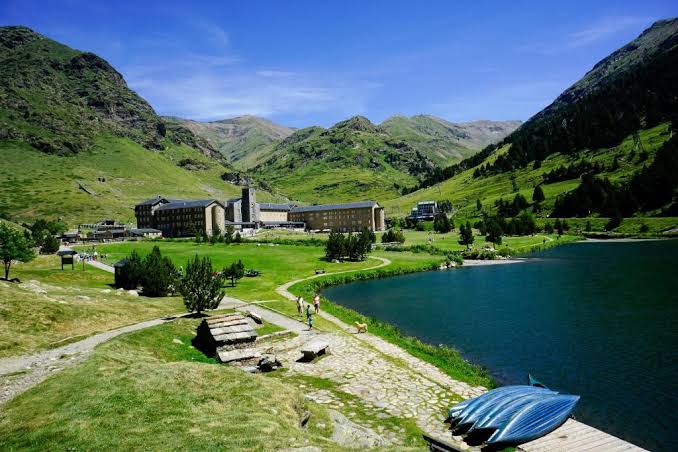 Vista de la Vall de Núria amb l'hotel i el llac en primer pla. / Booking.