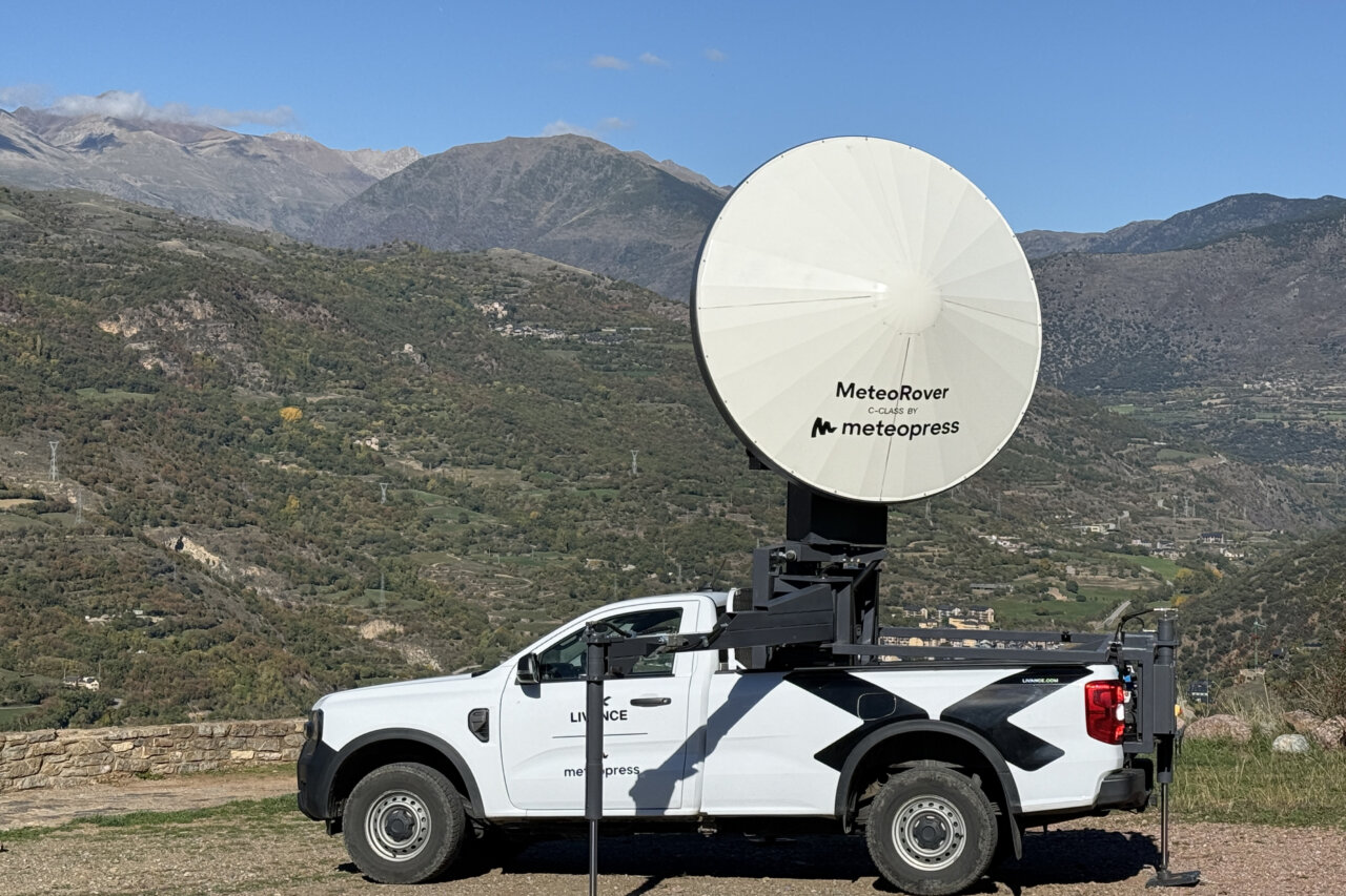 El radar està circulant sobre un 4x4 per accedir a diversos punts de la muntanya. / M. Lluvich (ACN).